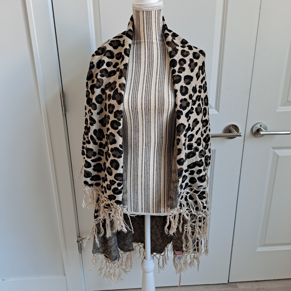 lèRumi Fringed Leopard Print Cardigan Sweater